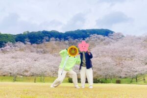 観音池公園の桜をバックに